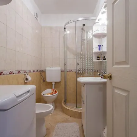 Holiday home Geraeumige Ferienvilla Emi