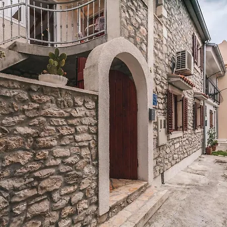 Geraeumige Ferienvilla Emi Bibinje