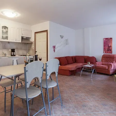 Holiday home Geraeumige Ferienvilla Emi