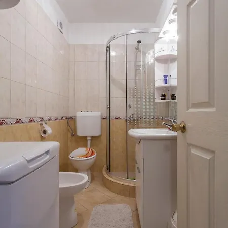 Holiday home Geraeumige Ferienvilla Emi *