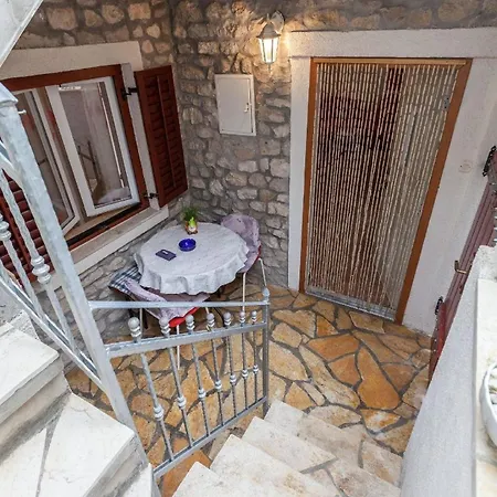 Holiday home Geraeumige Ferienvilla Emi